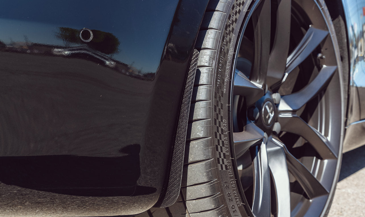 Model S skjerm av karbonfiber