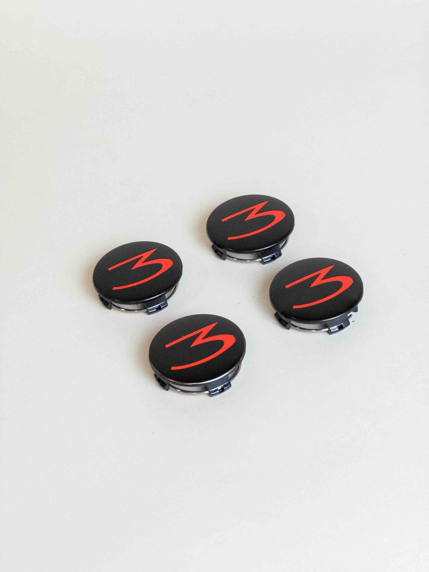 Tesla Model 3 centrumkåpa röd 3