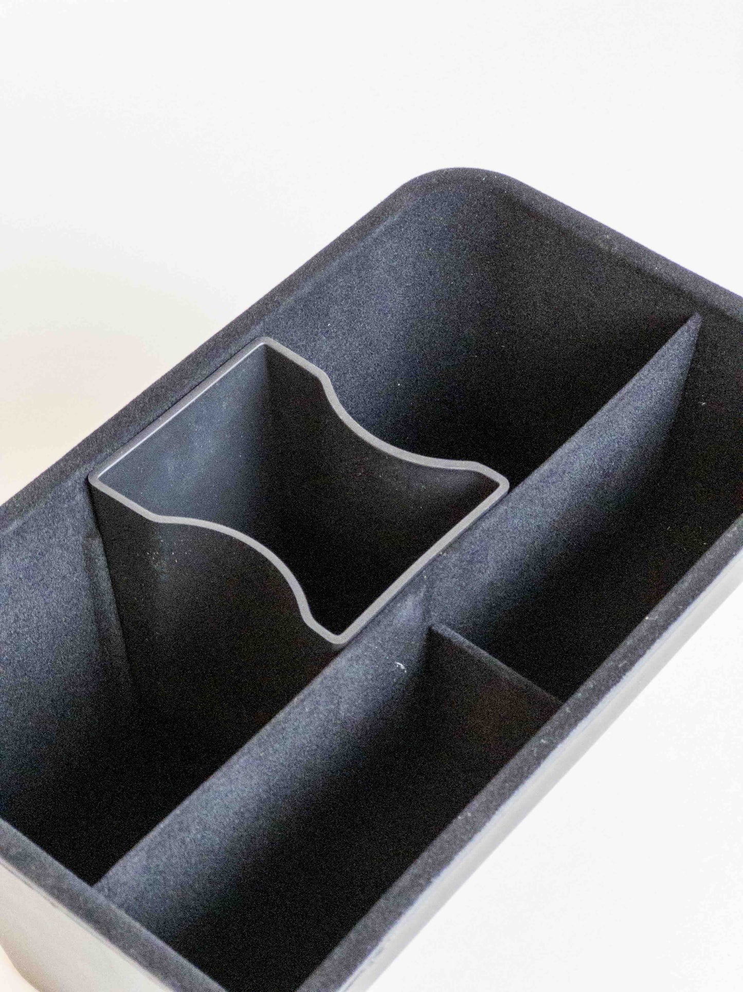 Model Y opbevaringsboks til bagsædet i plast