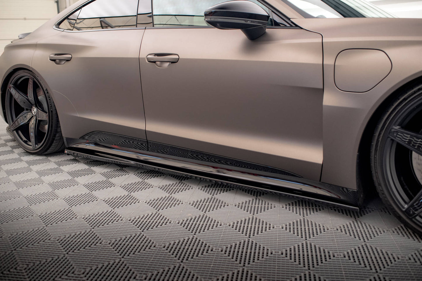 Maxton Design - Audi e-tron GT sidokjol V.1
