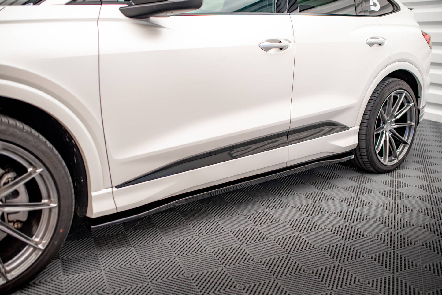 Maxton Design Audi Q4 e-tron side skirt