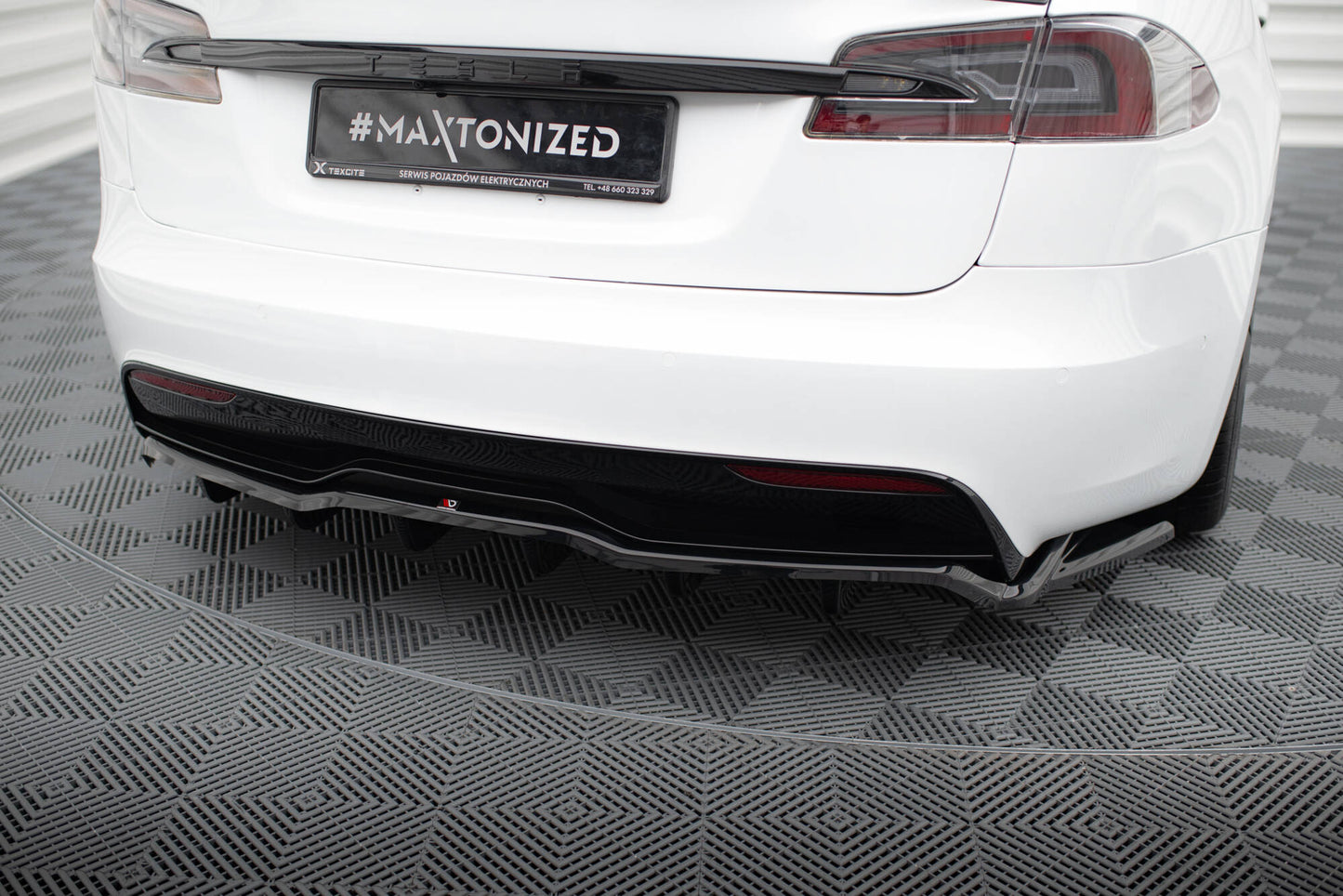 Tesla Central Rear Splitter V.2 Maxton Design Model S 2021+.