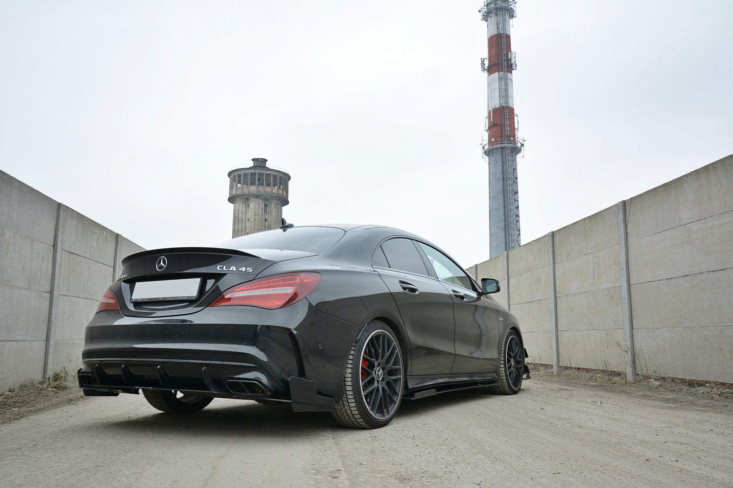 Kilpailun takaosan jakajat Mercedes CLA A45 AMG C117 kasvojenkorotus