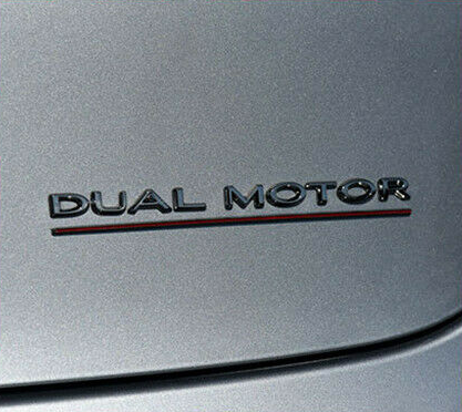 Performance Dual Motor-emblem i forskellige farver