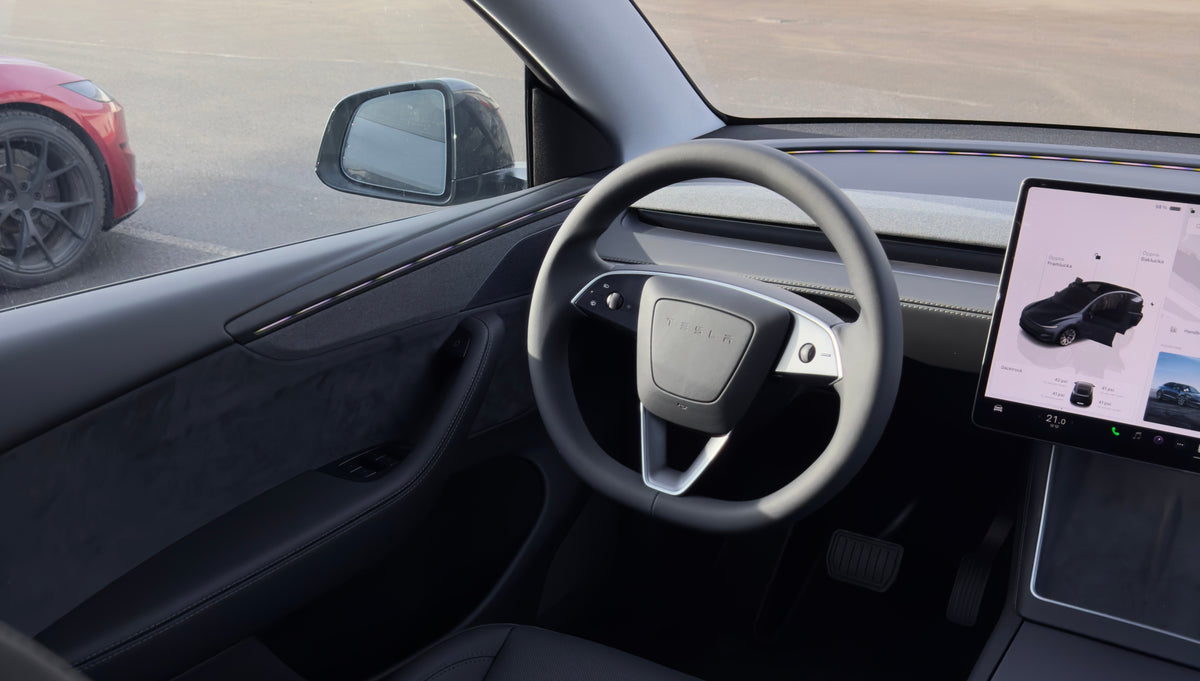 Tesla -malli y katajaohjauspyörä