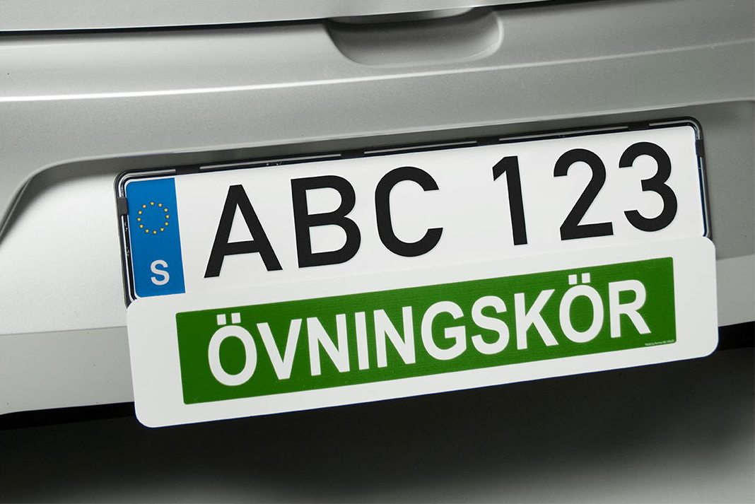 Övningskörningskylten som passar till Tesla och andra bilar utan magnetiskt fäste