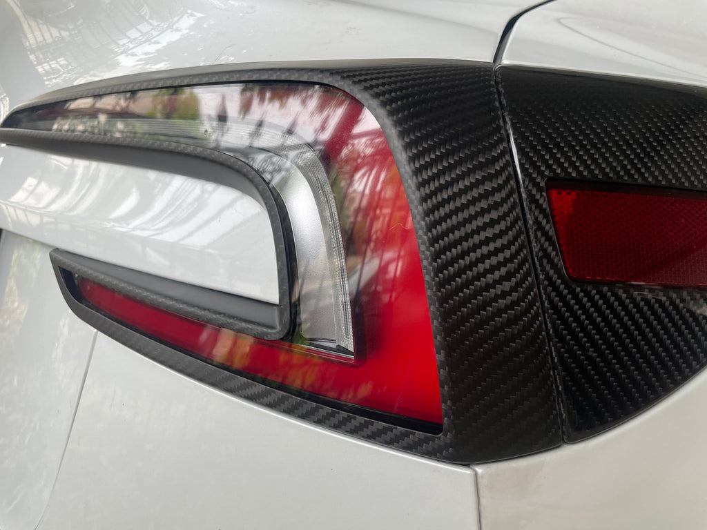 Bakljus Kolfiberpanel (2 delar) Tesla Model 3 Highland