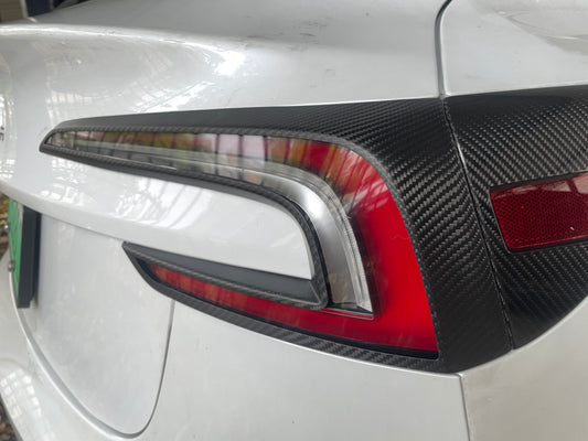 Bakljus Kolfiberpanel (2 delar) Tesla Model 3 Highland