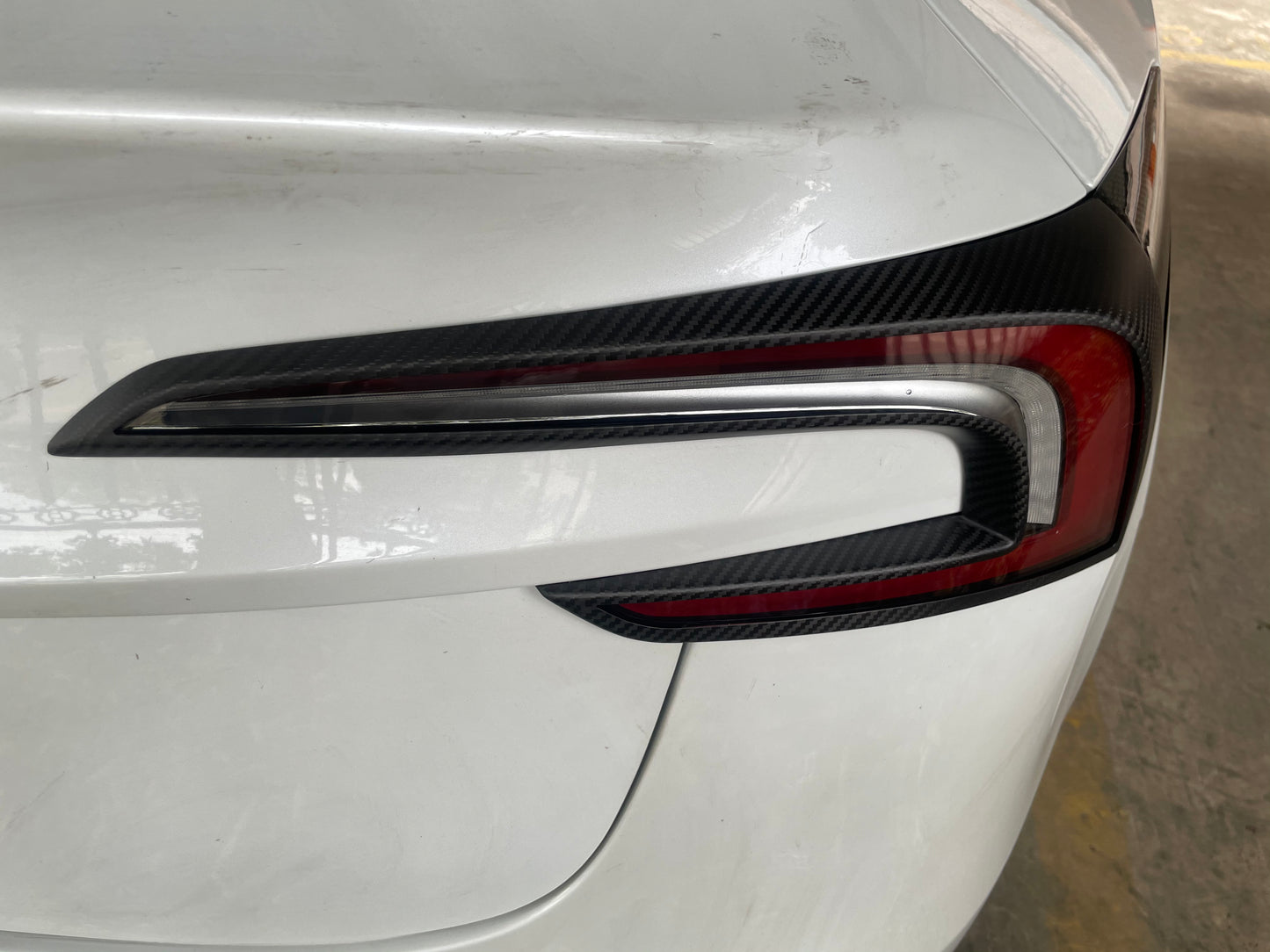 Bakljus Kolfiberpanel (2 delar) Tesla Model 3 Highland