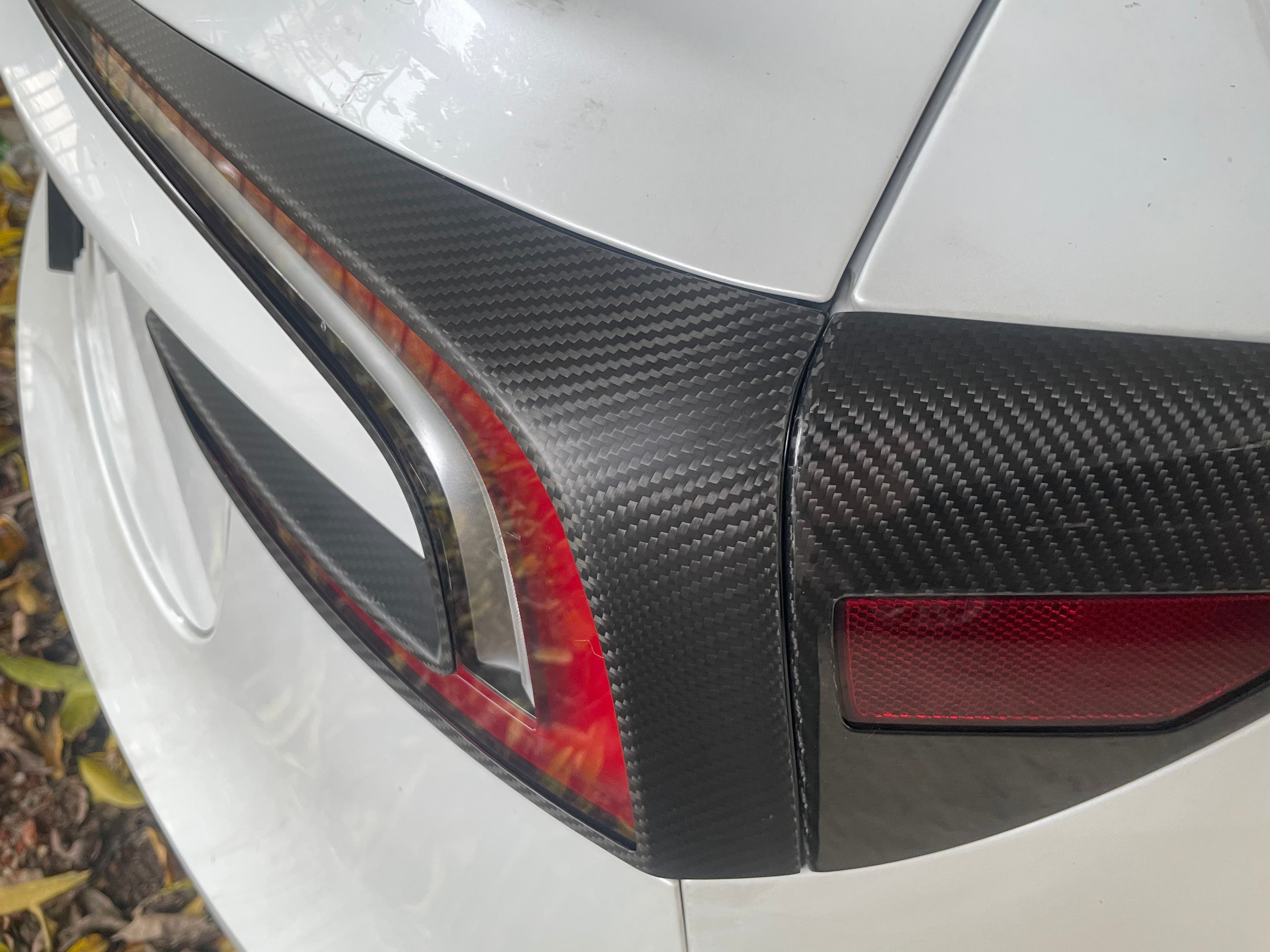 Bakljus Kolfiberpanel (2 delar) Tesla Model 3 Highland