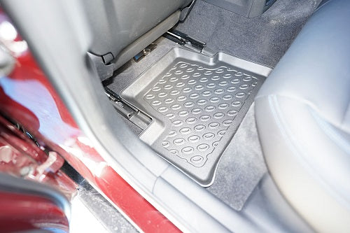 BMW i4 Kuppimatto, jossa on korkea reuna