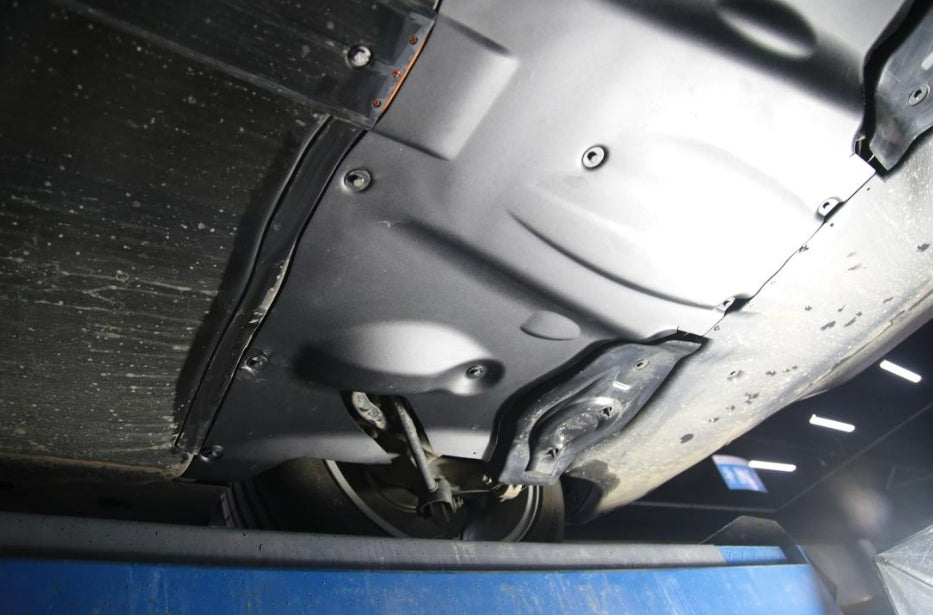 Hasplåt bak Tesla Model Y 2021-2024