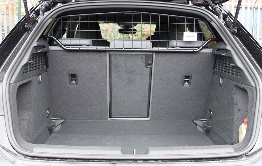 Cargo protection / Cargo grid with optional distributor Audi A3