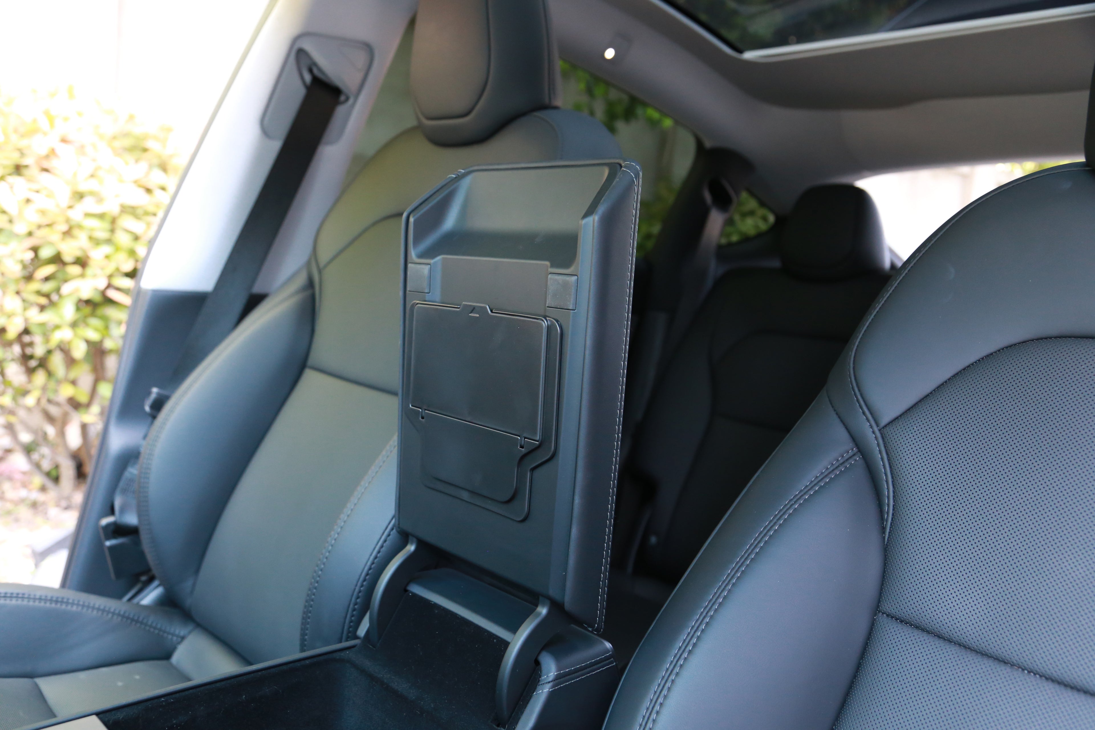 Gömd förvaringslåda i armstödet Tesla Model Y Juniper