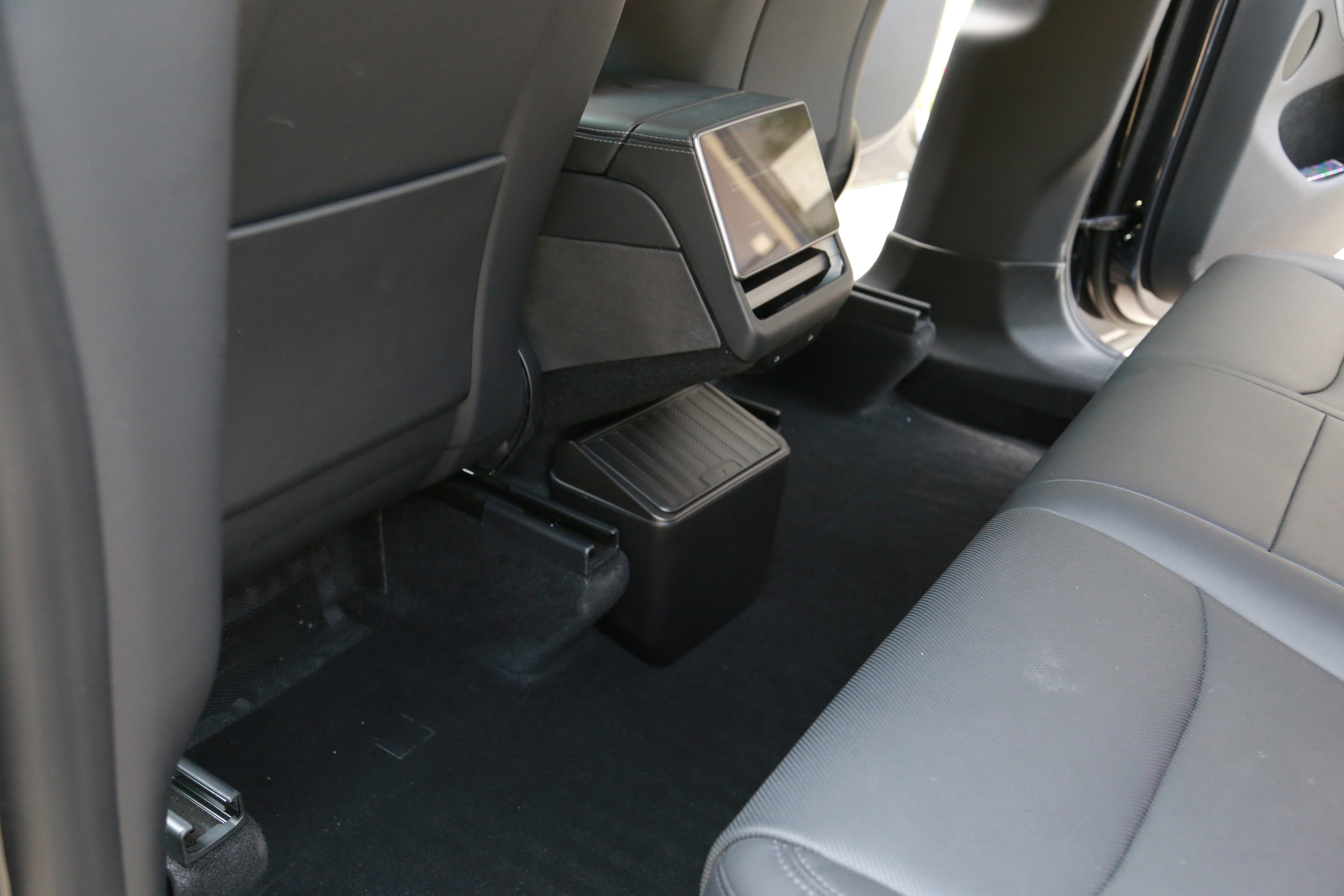 Trash back seat Tesla Model Y Juniper