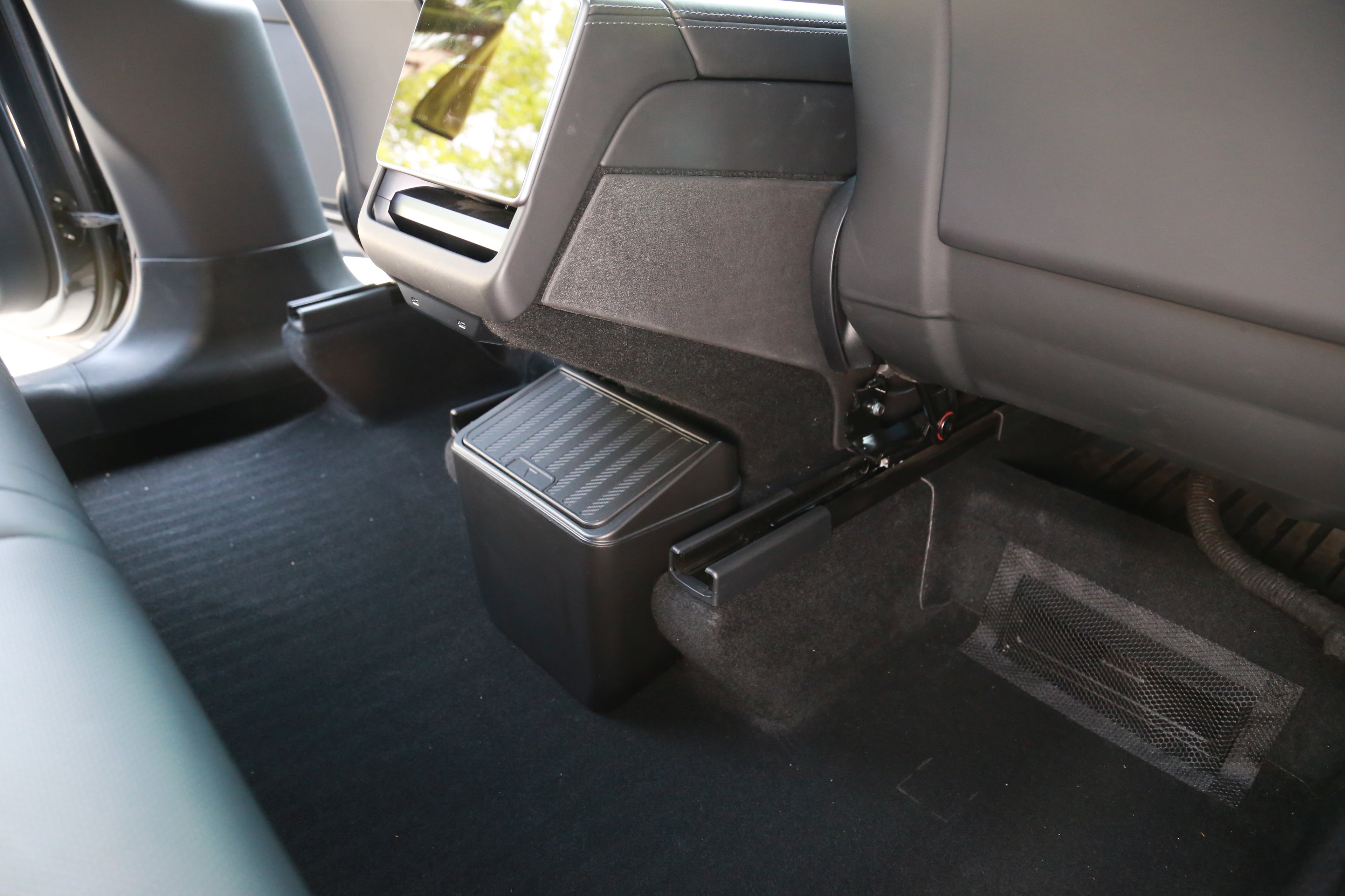 Trash back seat Tesla Model Y Juniper