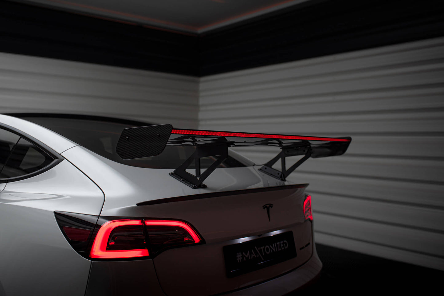 Maxton Design - hiilikuituinen spoileri + LED Tesla Model 3:n LED-valot