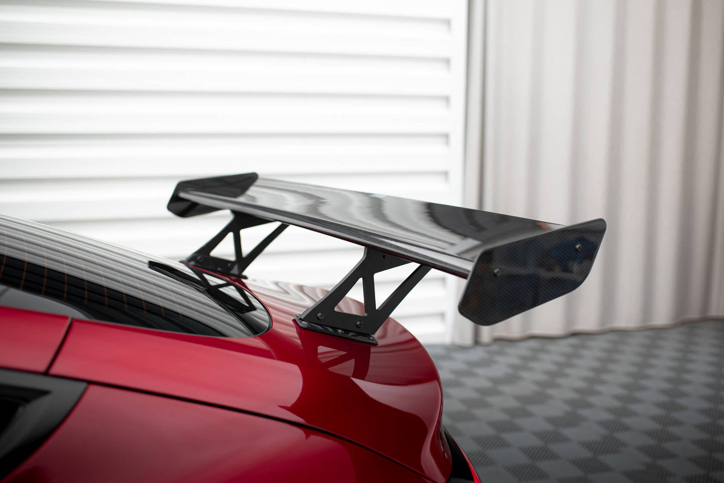 Maxton Design - Tesla Model 3:n spoileri hiilikuitua