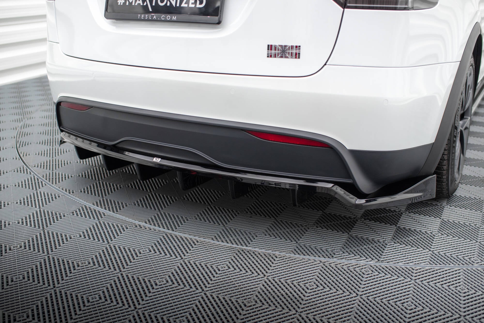 Central Rear Splitter Maxton Design Tesla Model X