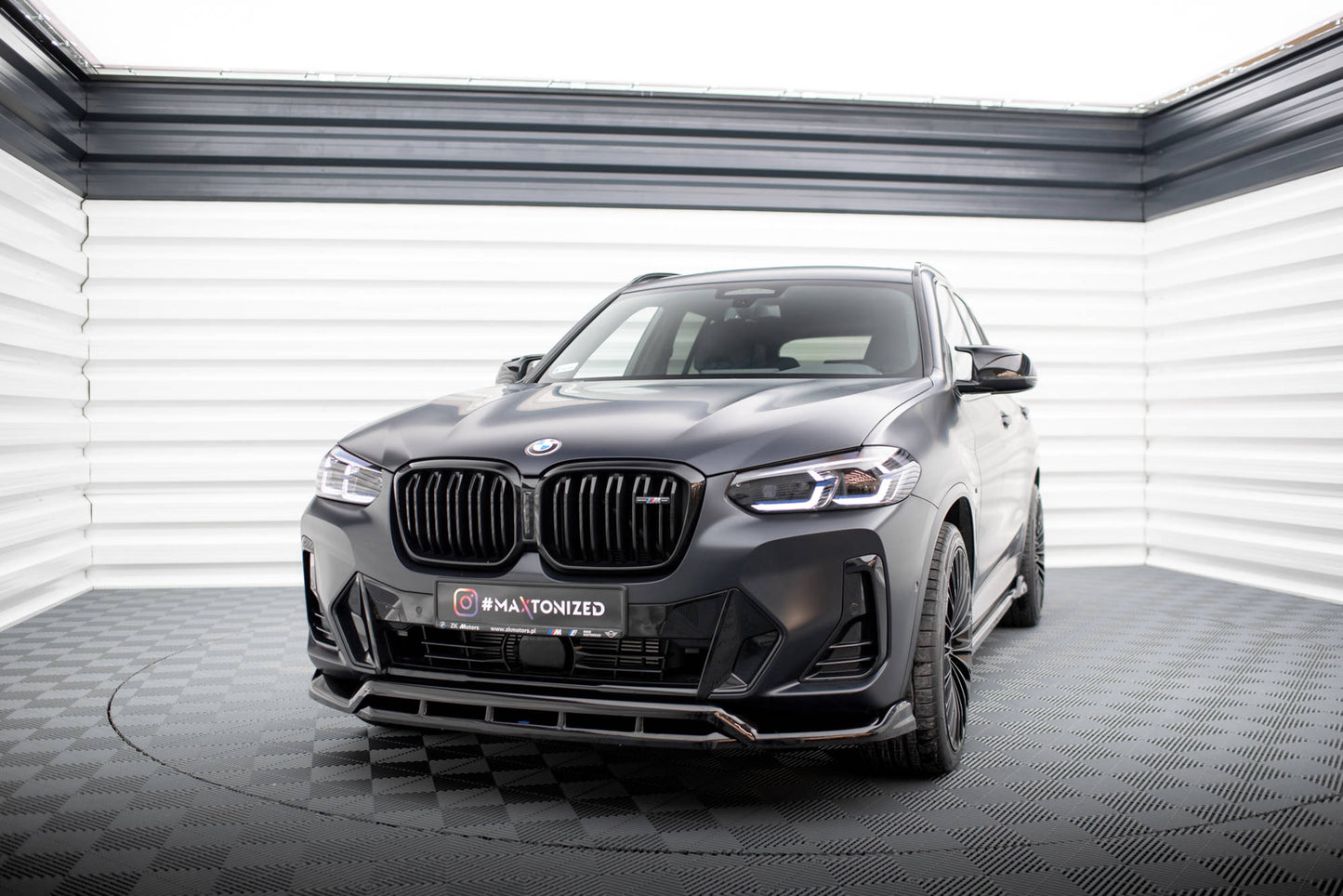 Etujakaja Maxton Design BMW IX3:n etuosa