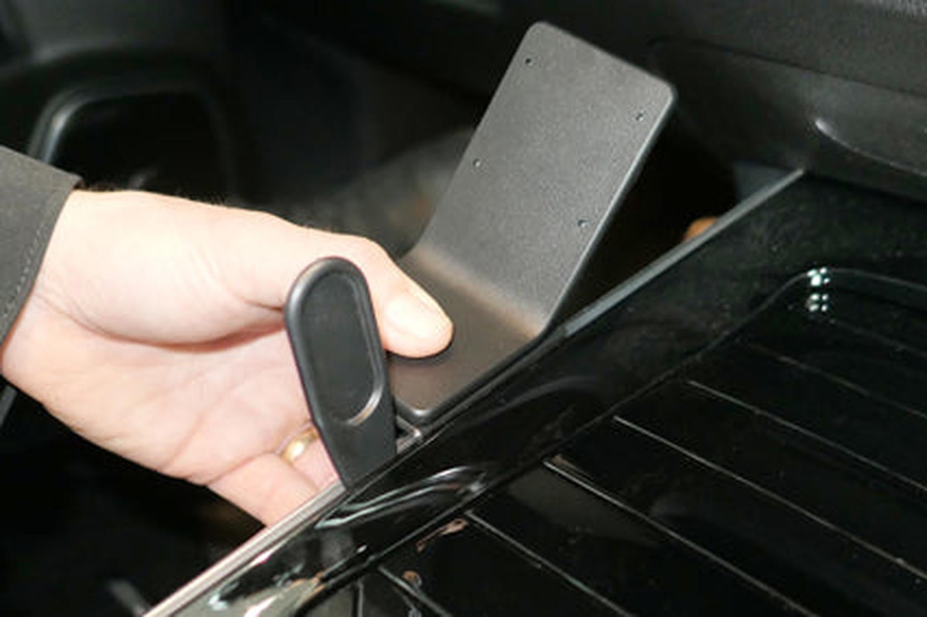 Mobilhållare Brodit Mercedes EQB