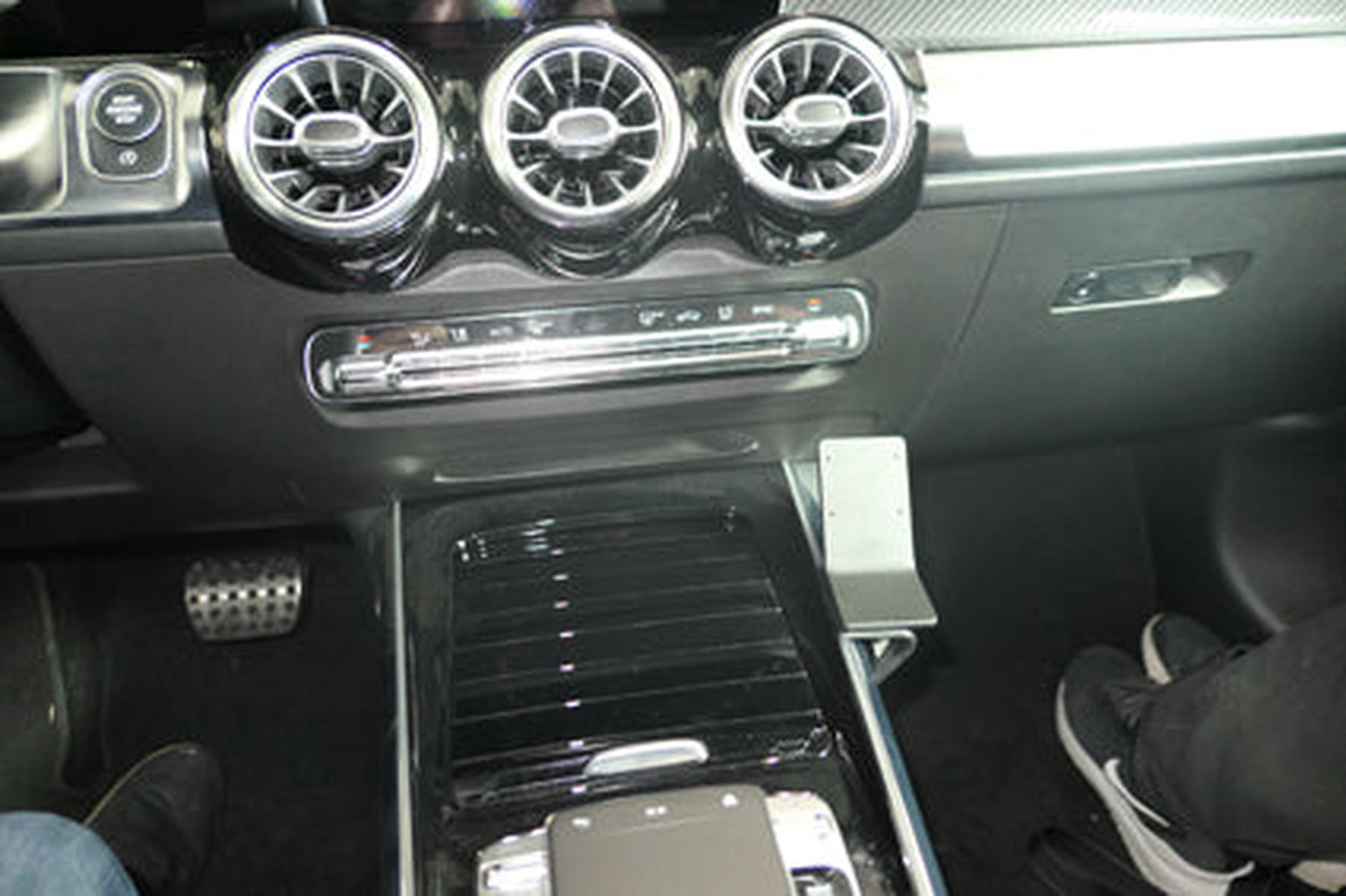 Mobilhållare Brodit Mercedes EQB