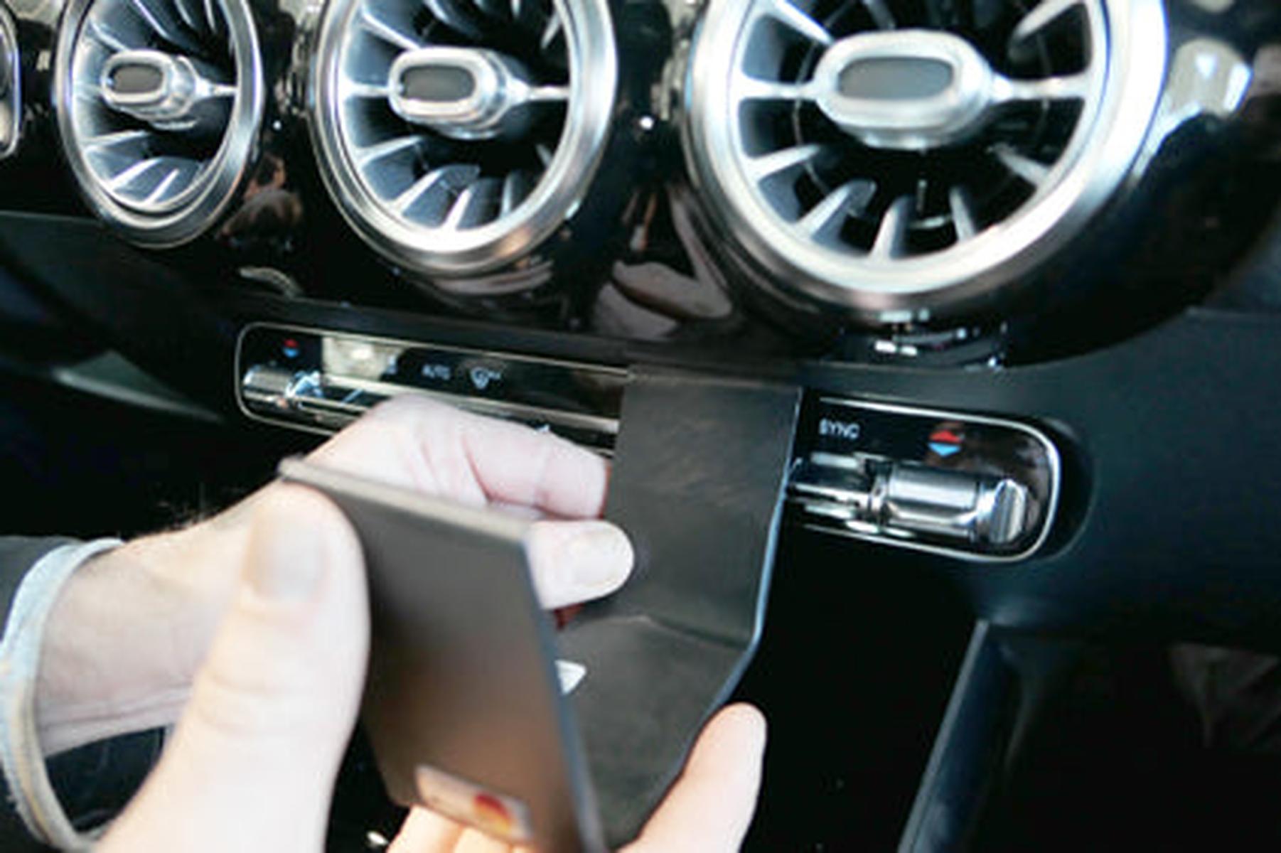 Mobilhållare Brodit Mercedes EQA