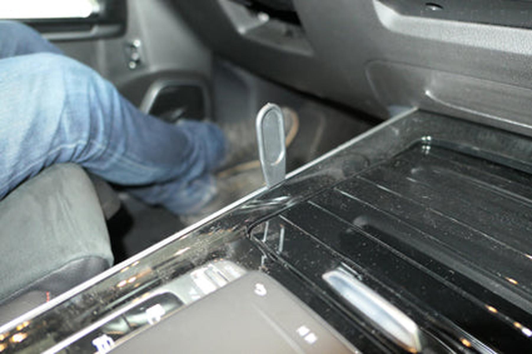 Mobilhållare Brodit Mercedes EQB