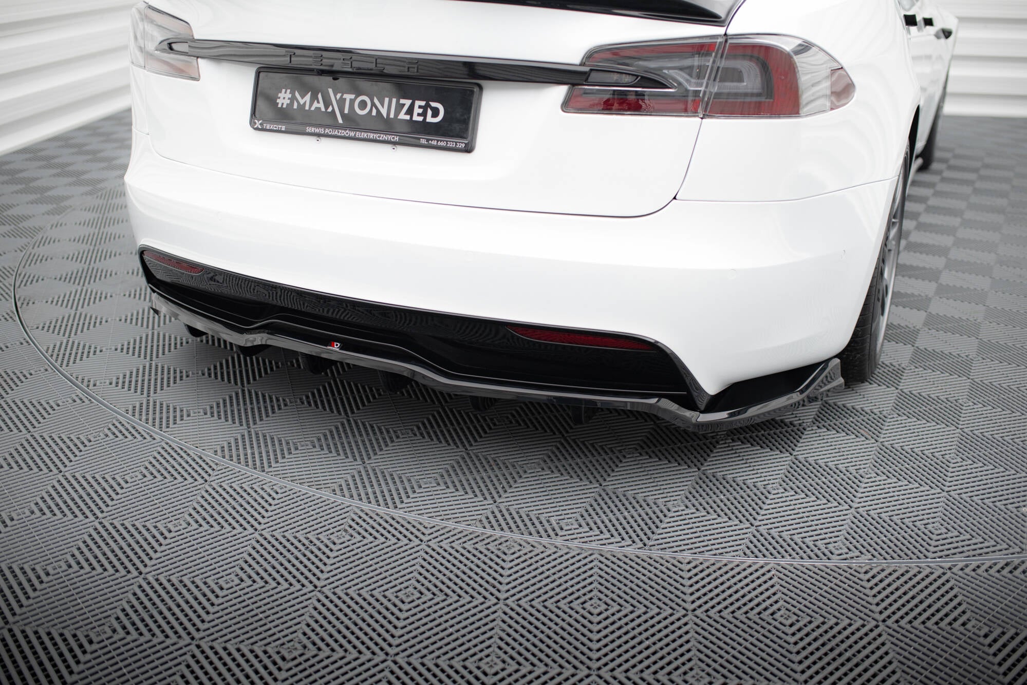 Tesla Central Rear Splitter V.1 Maxton Design Model S 2021+.