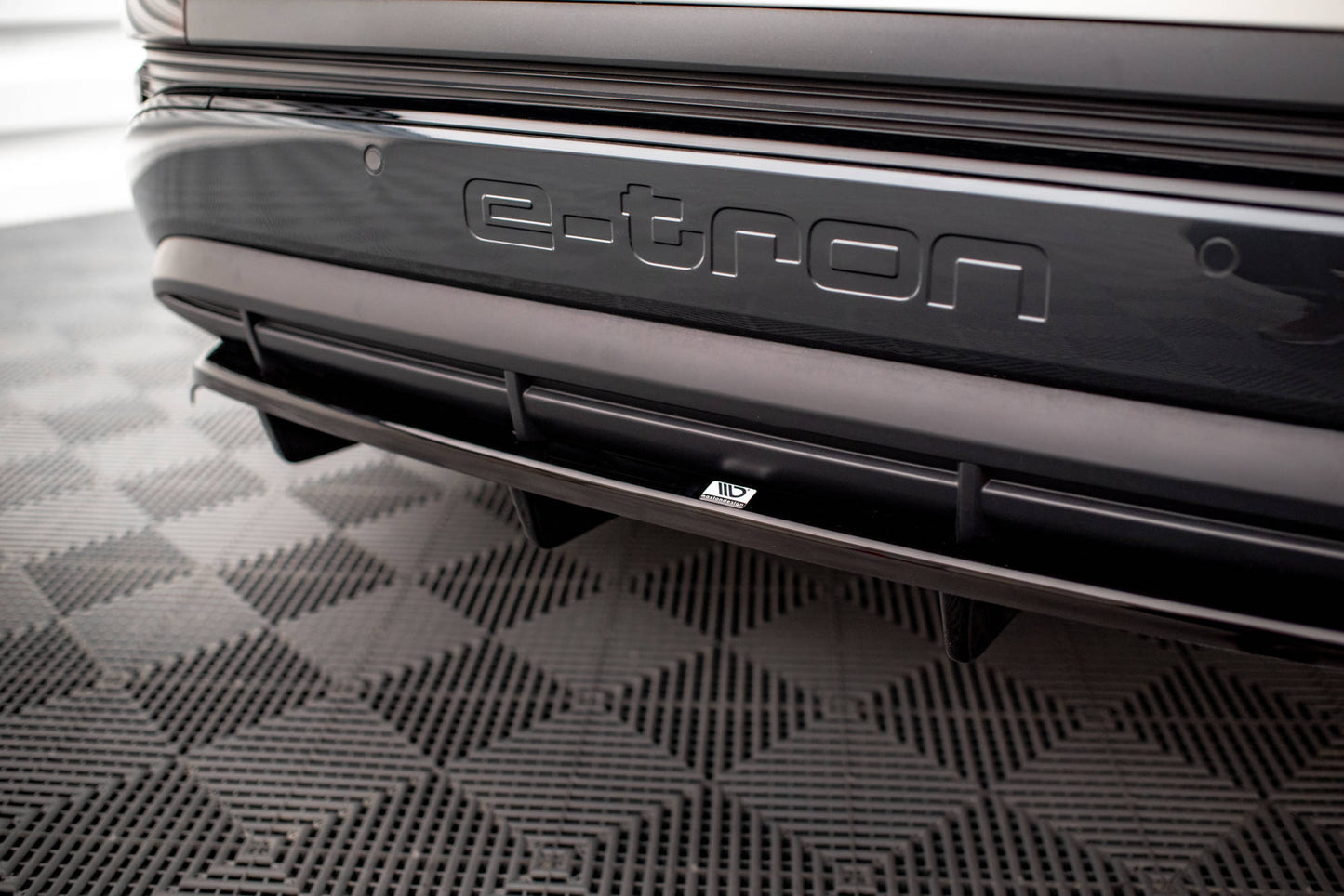 Maxton Design - Audi Q4 e-tron central rear splitter
