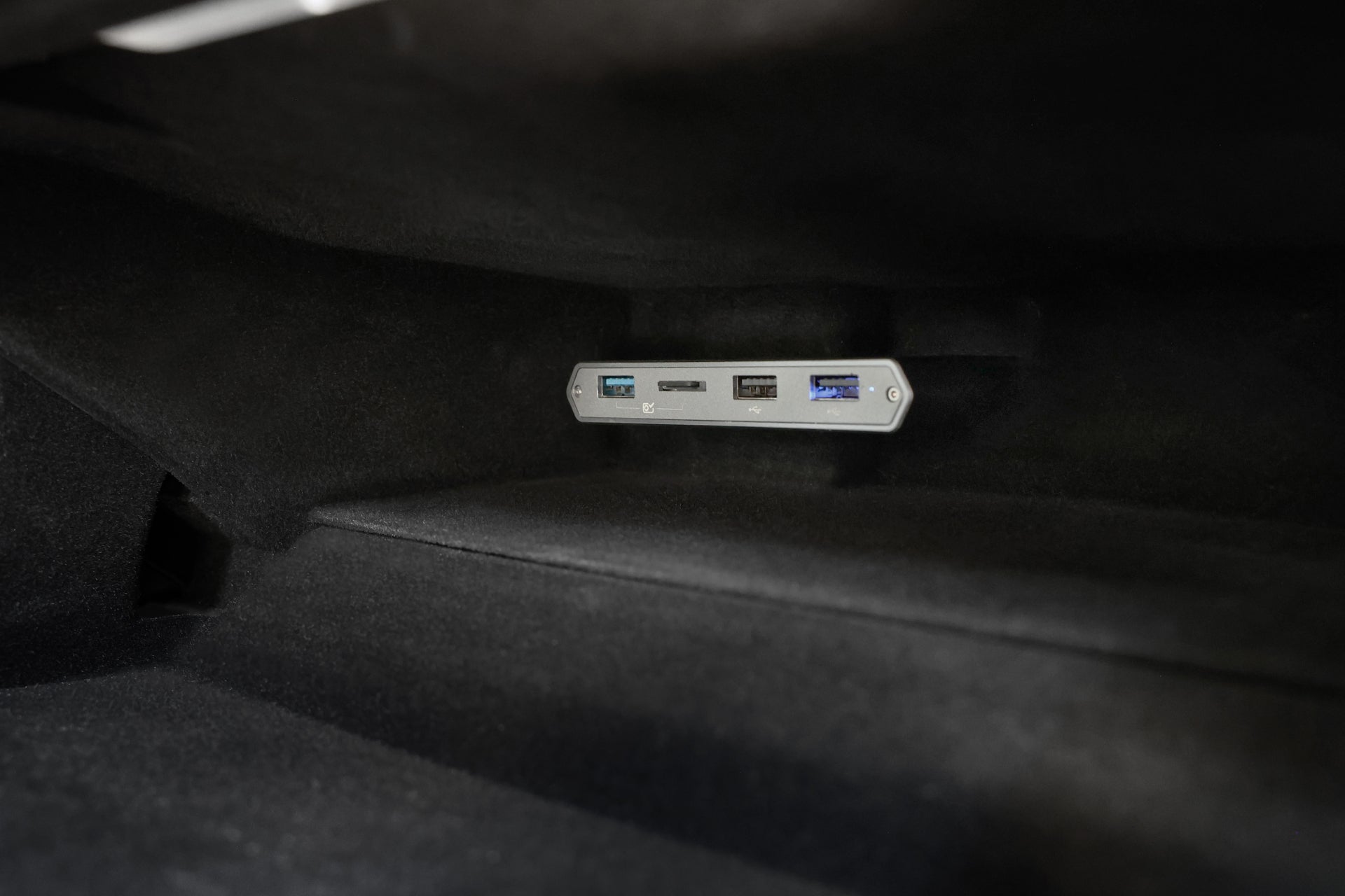 Dubbelfunktionell lagringshub (MicroSD-läsare & Tesla-USB) Jowua