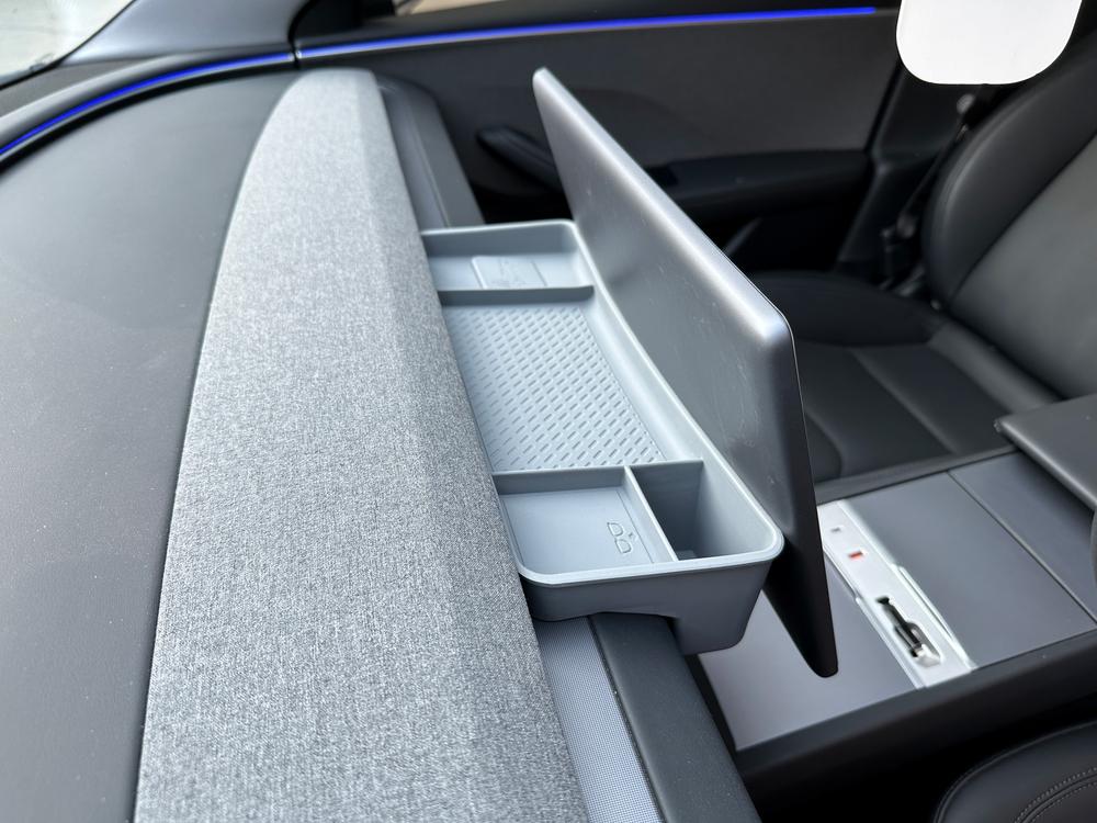 Tallennus näytön Tesla -mallin Y Koaperin takana