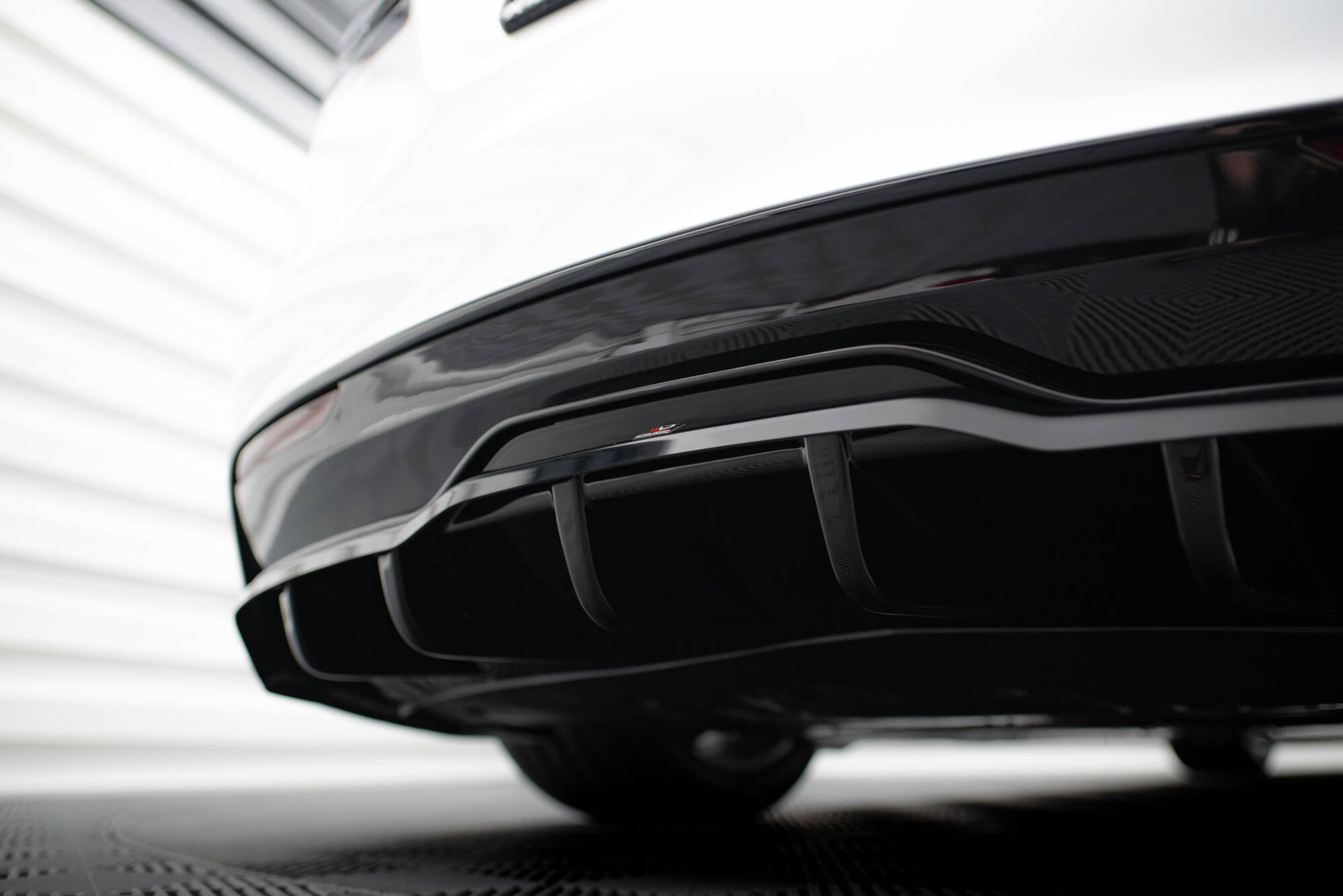 Tesla Central Rear Splitter V.2 Maxton Design Model S 2021+.