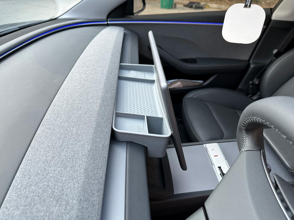 Tallennus näytön Tesla -mallin Y Koaperin takana