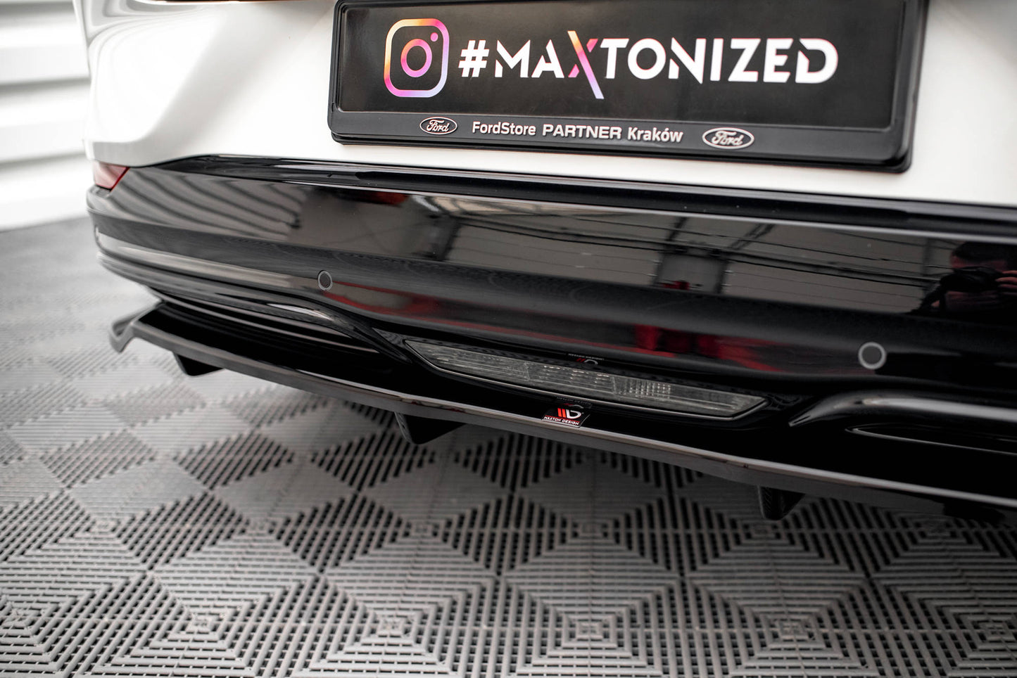 Maxton Design - Ford Mustang Mach-E keskimmäinen takaosajakaja