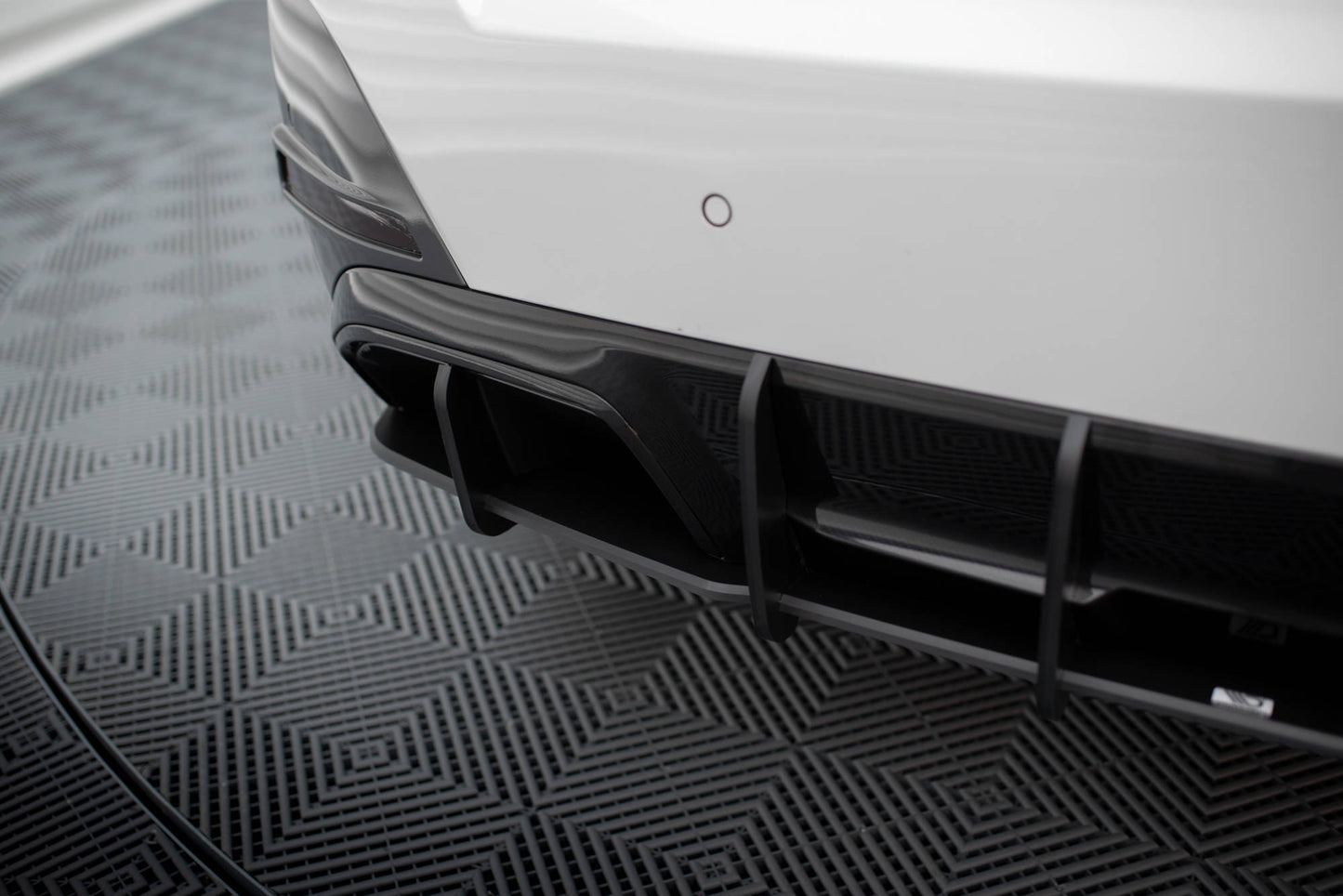 Maxton Design - BMW i4 street pro rear diffuser