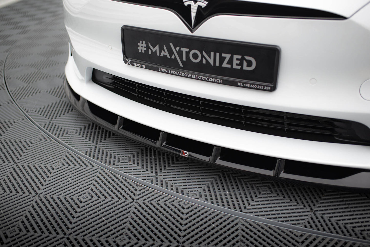 Teslan etujakaja V.3 Maxton Design Model S 2021+.