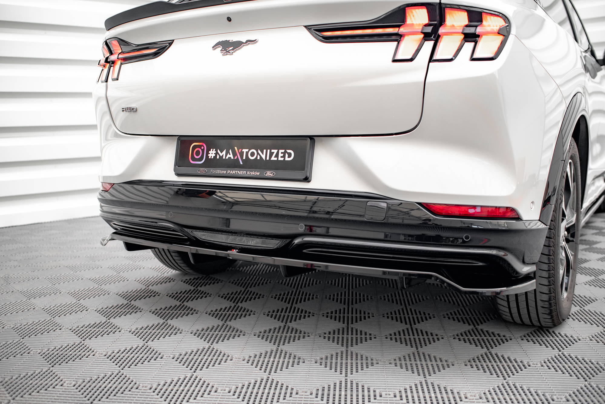 Central Rear Splitter Maxton Design Ford Mustang Mach-E