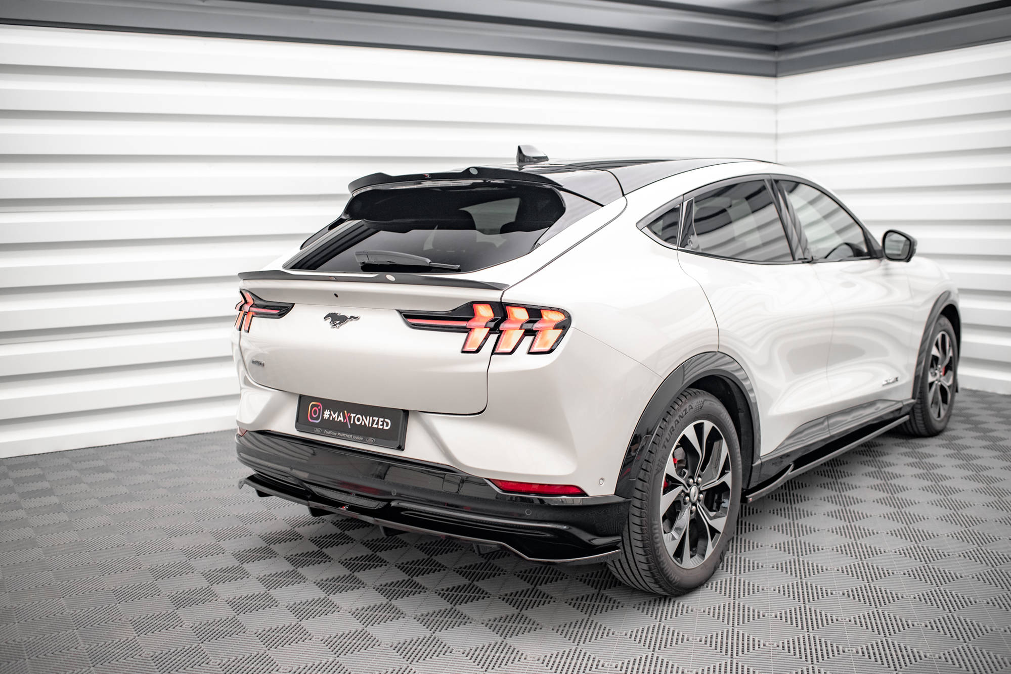 Central Rear Splitter Maxton Design Ford Mustang Mach-E