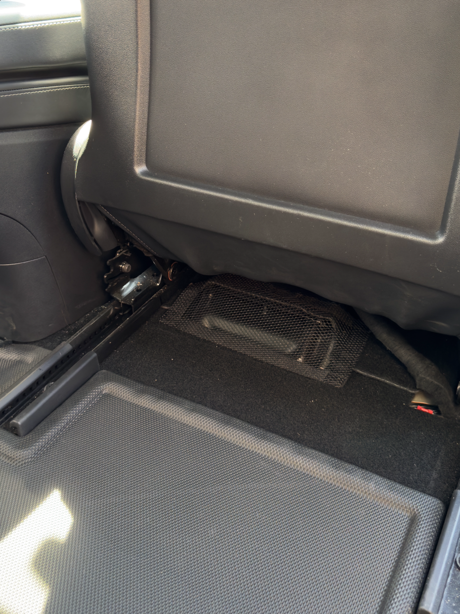 Luftventilsskydd under sätet mesh Tesla Model 3 & Y