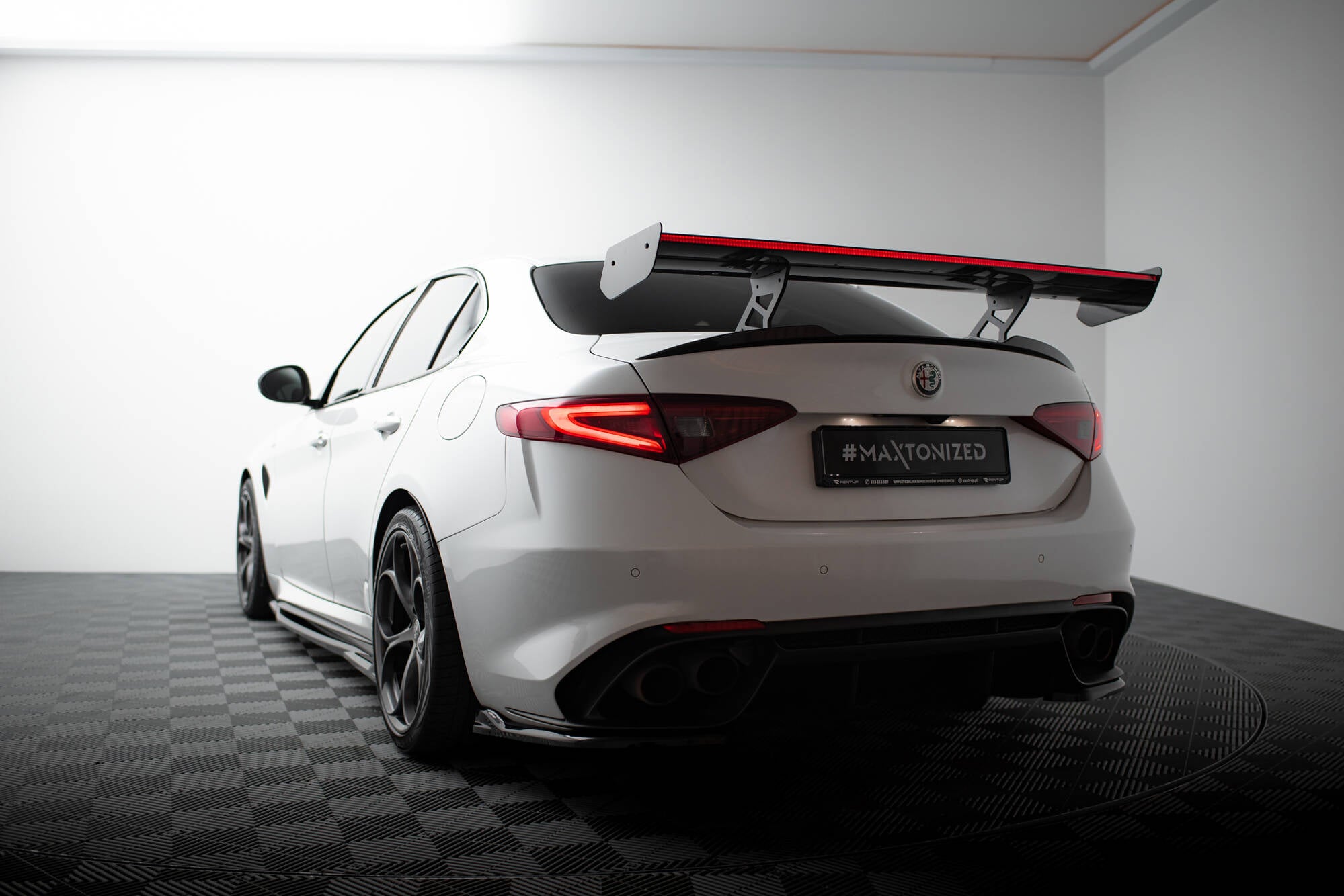 Hiilispoileri + led alfa romeo giulia quadrifoglio