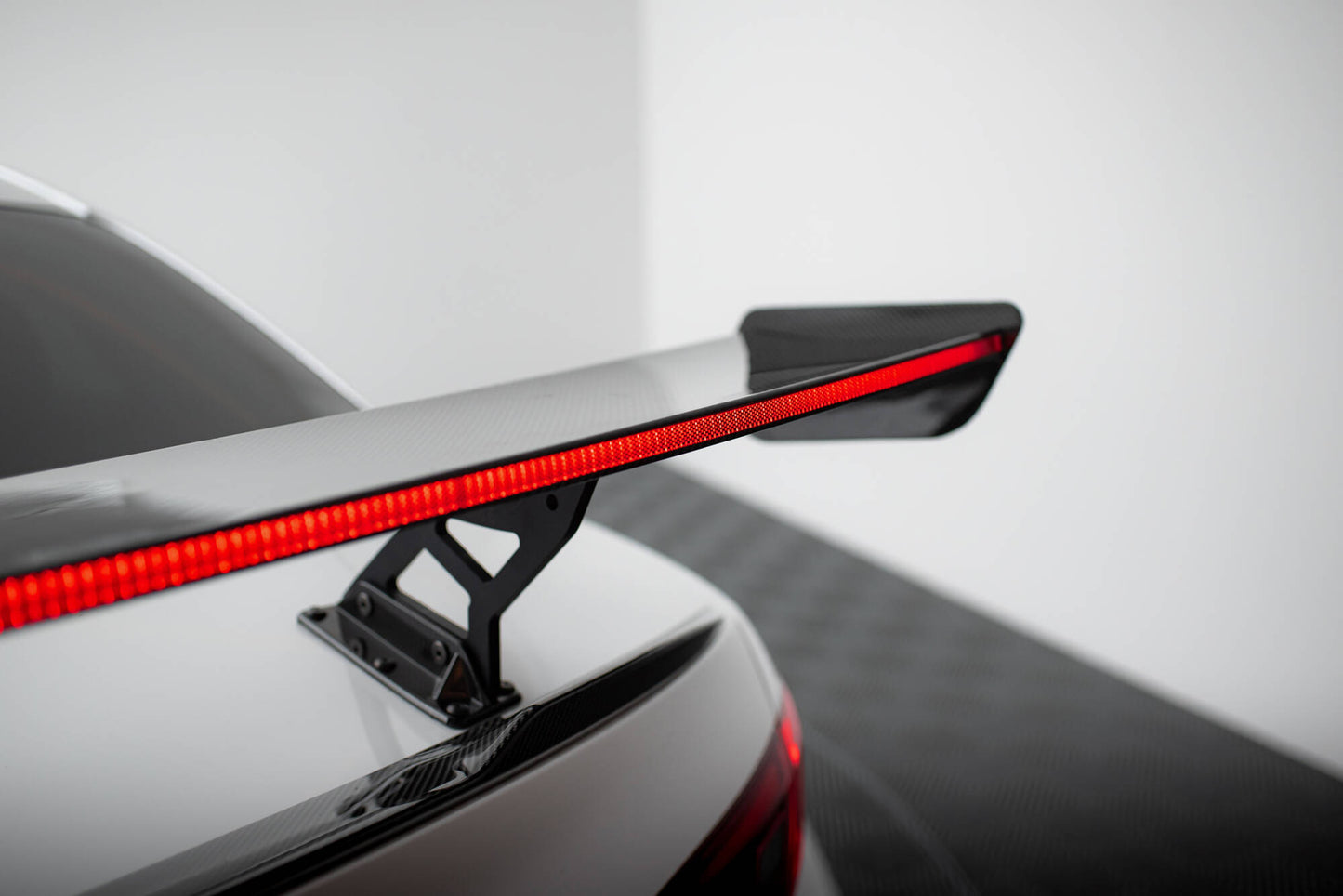 Carbon spoiler + led alfa romeo giulia quadrifoglio