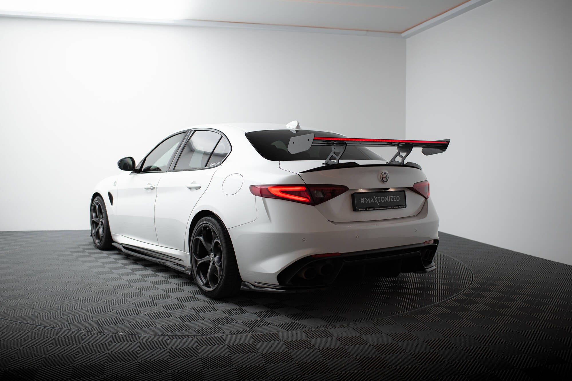 Hiilispoileri + led alfa romeo giulia quadrifoglio
