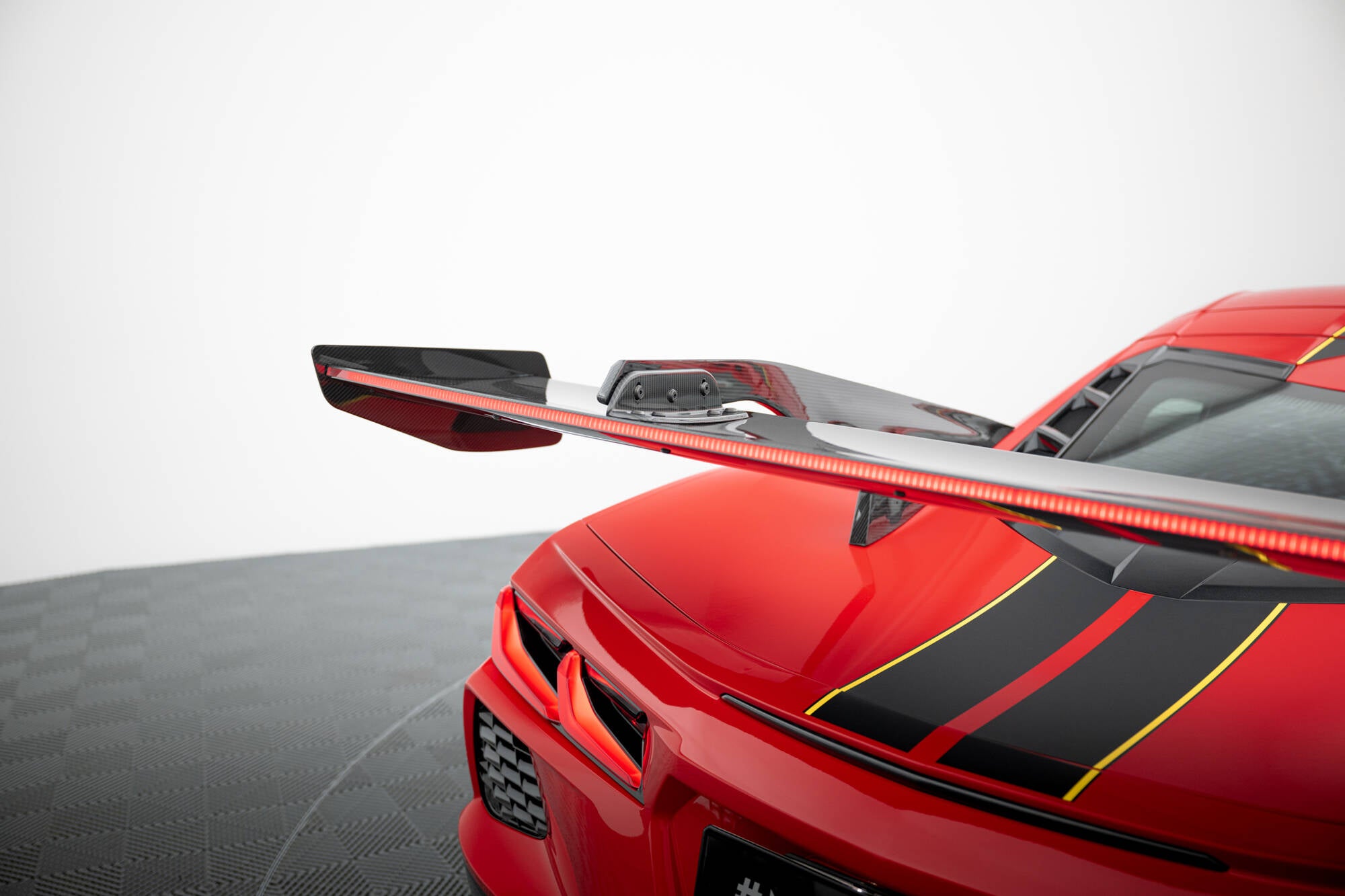 Carbon spoiler + led chevrolet corvette c8