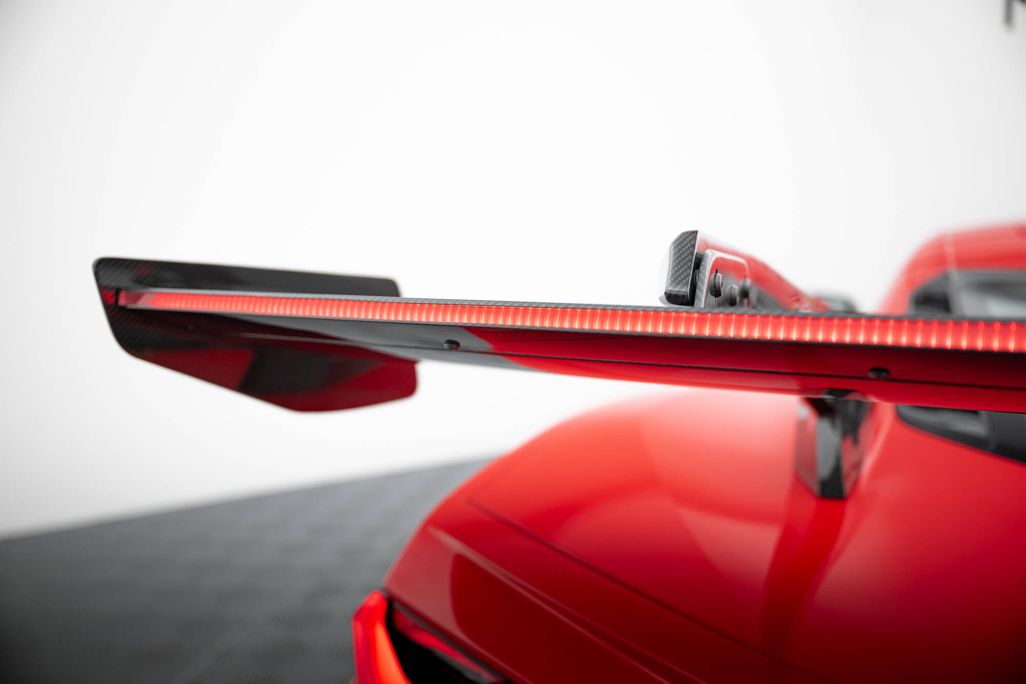 Carbon spoiler + led chevrolet corvette c8