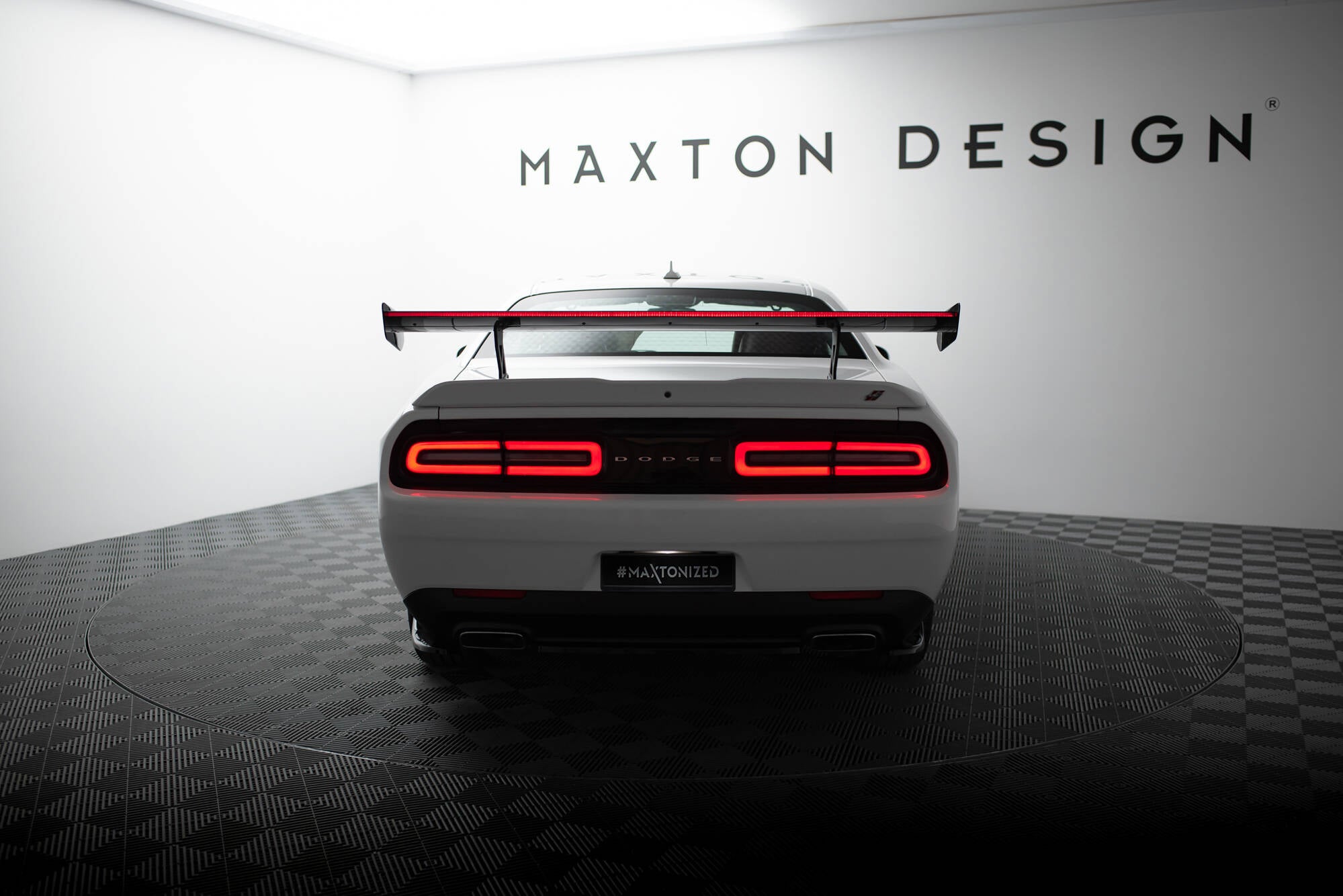 Carbon spoiler + led dodge challenger mk3