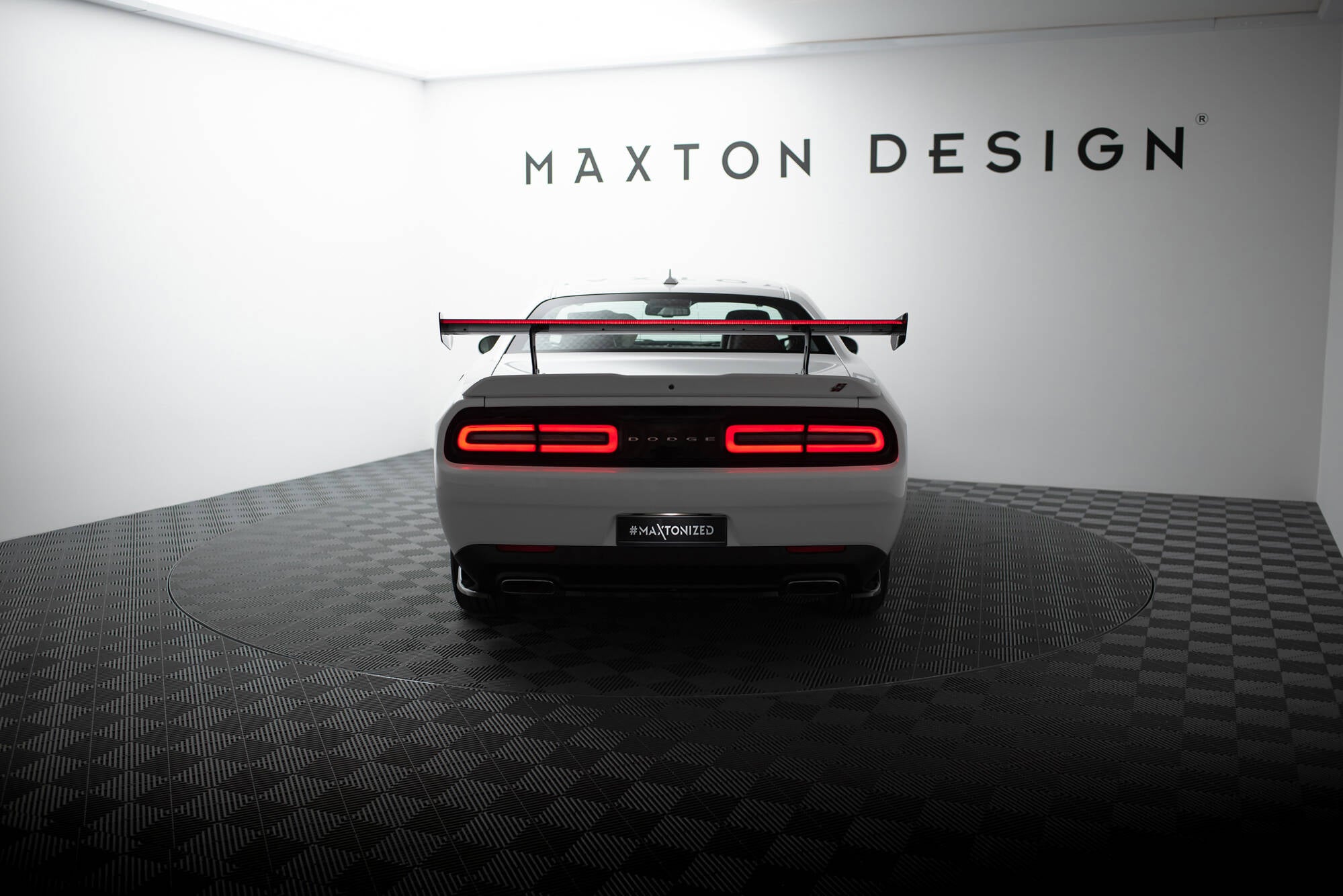 Carbon spoiler + led dodge challenger mk3