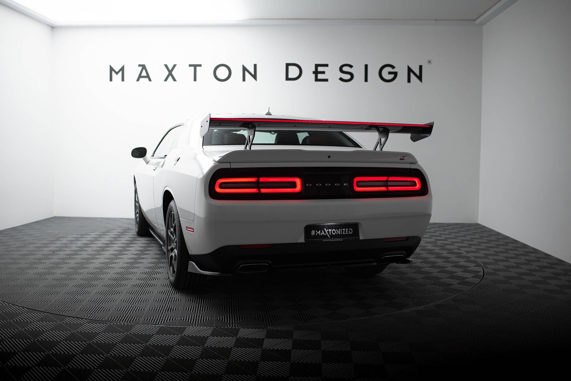Carbon spoiler + led dodge challenger mk3