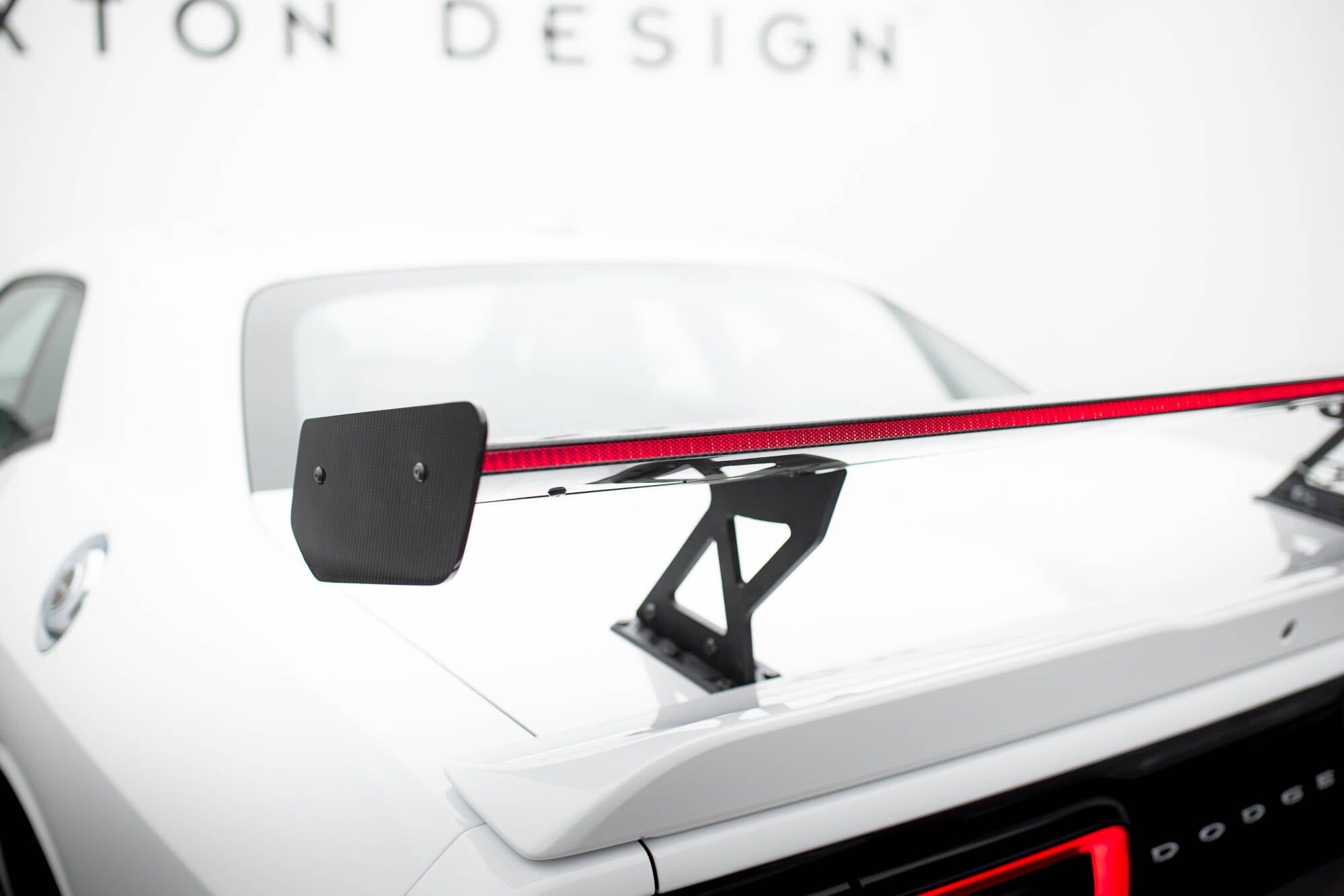 Carbon spoiler + led dodge challenger mk3
