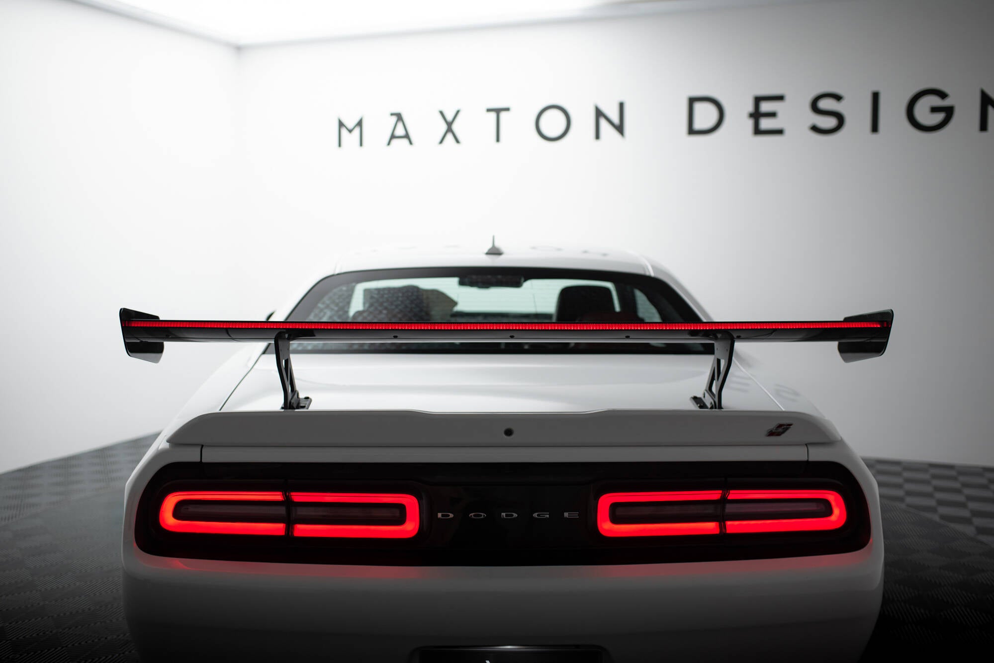 Carbon spoiler + led dodge challenger mk3
